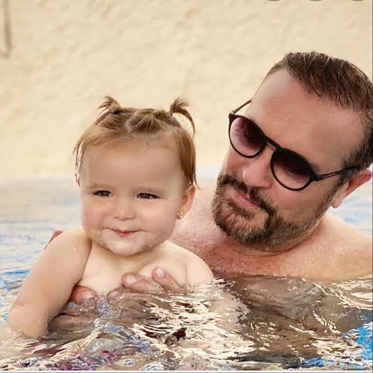 Alessia, hija de Brandon Peniche y Kristal Cid, es la segunda nieta del actor de telenovelas. La pequeña, llegó al mundo el 7 de diciembre de 2018, justo dos años después de que sus famosos padres contrajeran nupcias en la playa.