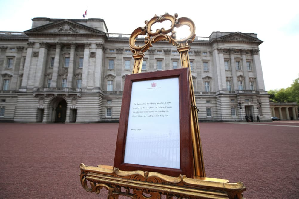 El 6 de mayo de 2019, la Familia Real anunció el nacimiento del primogénito de los Duques de Sussex. “Nos complace anunciar que Sus Altezas Reales dieron la bienvenida a su hijo a primera hora de la mañana. (...) La duquesa y el bebé están sanos y bien, y la pareja agradece a los  del público por su entusiasmo y apoyo compartidos durante este momento tan especial en sus vidas”, precisó.