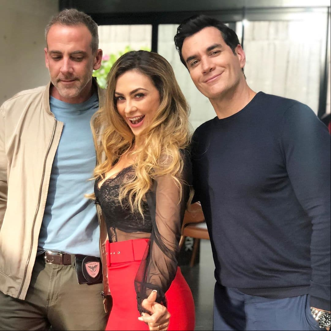 Pese a las peticiones y a la innegable química que proyectan, ambos han manifestado que entre ellos sólo existe una gran amistad. Así lo dijo el actor, de 46 años, en entrevista exclusiva con Las Estrellas.