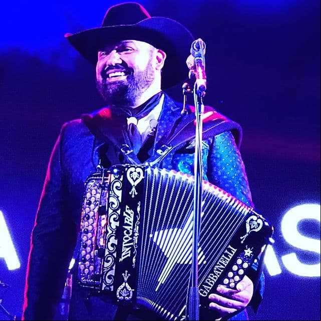 Tras polémica, vocalista de Intocable revela cómo consiguió la vacuna contra el Covid-19
