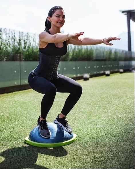 Livia Brito compartió que aunque haga ejercicio usa faja. “Vean mi cinturilla. Ann Chery resulta ideal como complemento para hacer ejercicio porque me ayuda a aumentar la temperatura del cuerpo y hace que sude más, eliminando toxinas y calorías”.