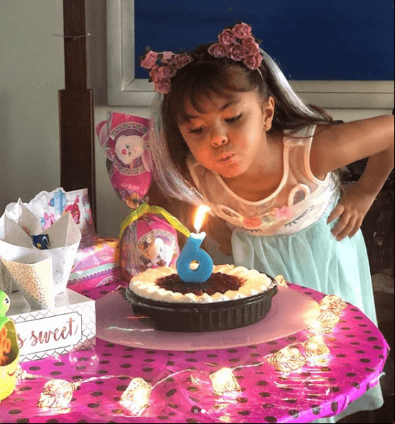 “Hoy cumplo 6 años, gracias por sus bendiciones y compañía a distancia 🦄💐🍭🍿🎂@vrocastroficial”, escribió la talentosa hija de Cristian Castro, que compartió algunas otras fotos donde mostró los obsequios que recibió.