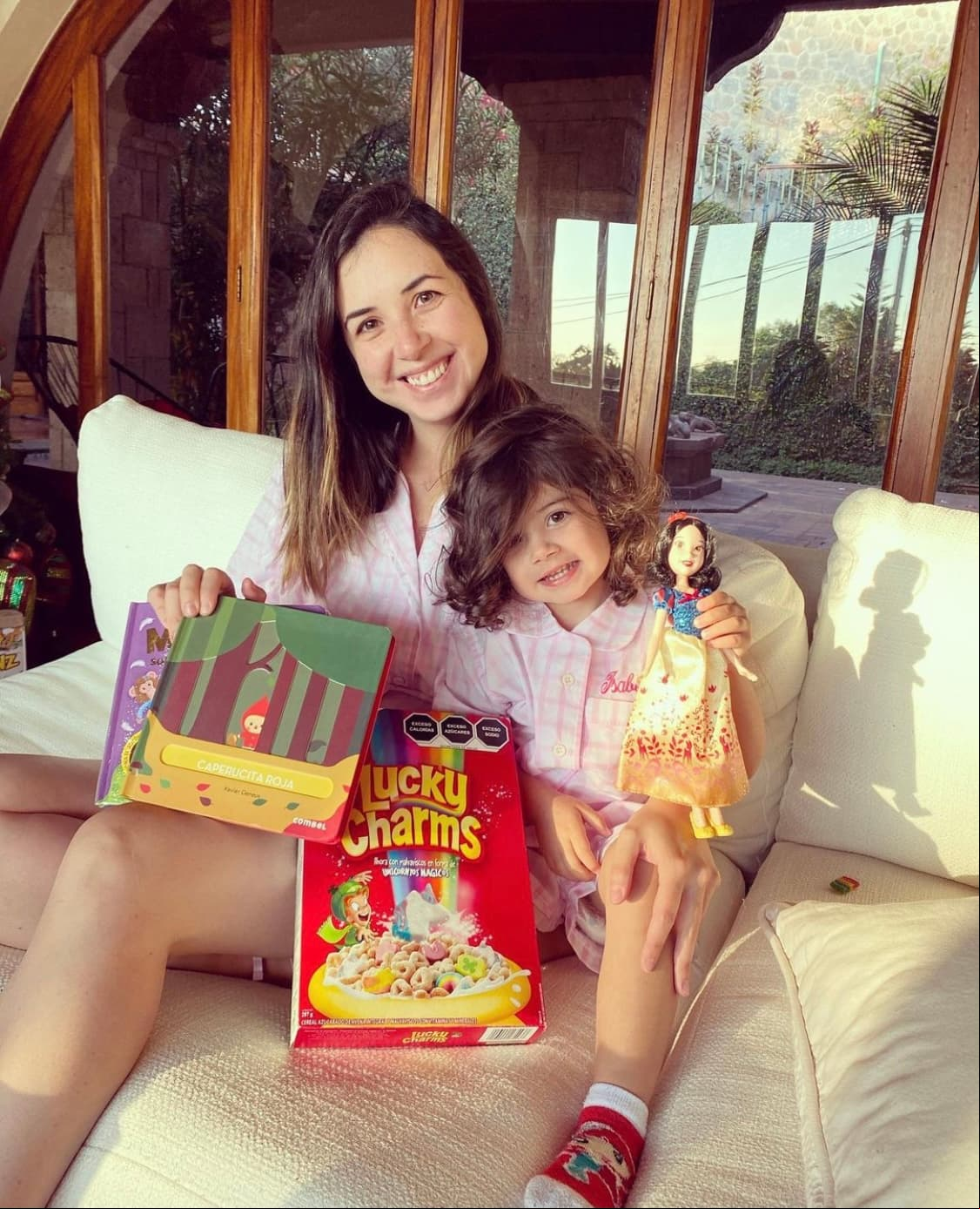 Fátima Torre, quien recientemente reapareció en la pantalla chica como 'Iluminada' en la telenovela 'Soy tu Dueña', fue otra de las estrellas que publicó los regalos que recibieron sus hijos Isabella y Diego, de tres y un año, respectivamente.