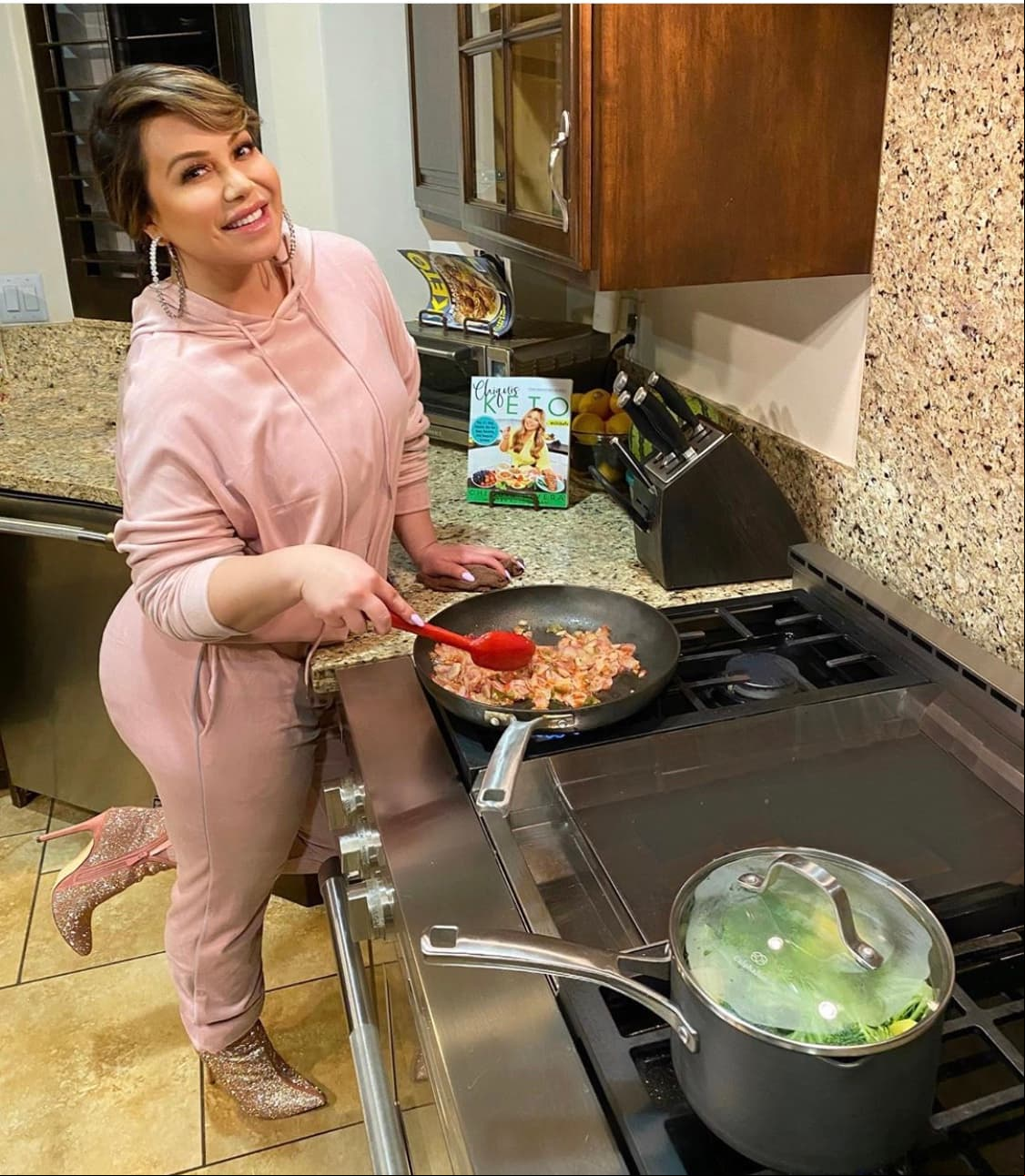 Por esta razón, la dieta de Chiquis se basa primordialmente en verduras, grasas y proteínas de origen animal. Mismos ingredientes con los que la estrella prepara sus alimentos, entre ellos, su famoso burrito, el cual se compone de huevo, queso, espinacas y champiñones.