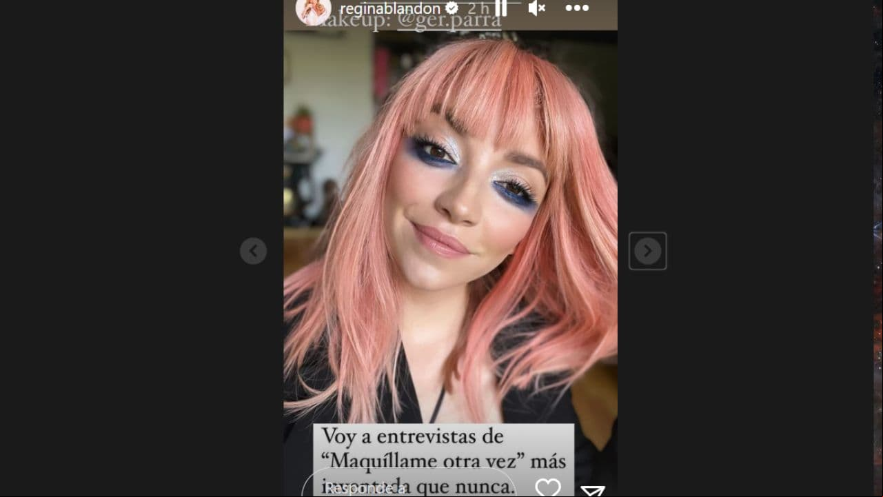 Regina Blandón luce cabellera rosa y colorido maquillaje