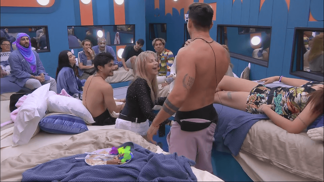 Shanik desviste a Agustín