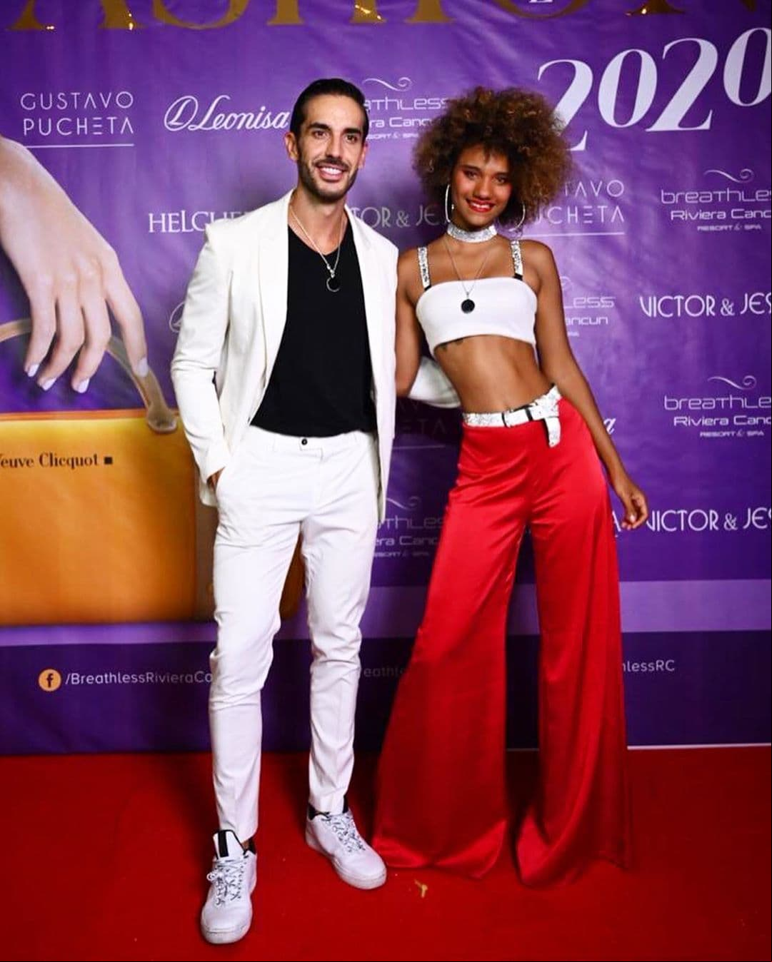 Leslie, quien se había limitado a solo subir cosas de su trabajo a Instagram, compartió por primera vez una imagen con Pedro el 31 de diciembre de 2019, cuando ambos asistieron a un evento en Cancún, mostrando que había sido su compañero en el último día del año.