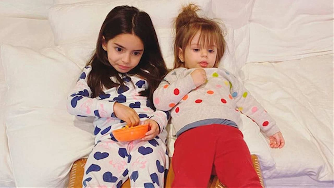 Aislinn Derbez exhibe tiernos juegos entre Aitana y Kailani: de cosquillas a brincos en la cama