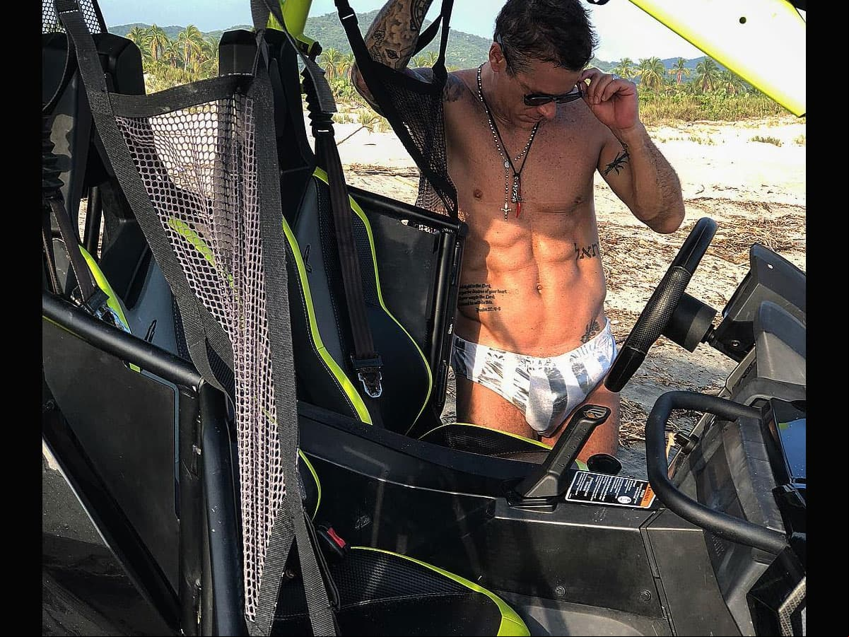 “Vestido o desnudo; nunca dejes que nadie negativo, inseguro o envidioso, cambien el rumbo de tus sueños”, fue lo que respondió Fernando Carrillo en Instagram al postear una serie de imágenes en dicha red social donde aparece semidesnudo, las cuales han levantado polémica.