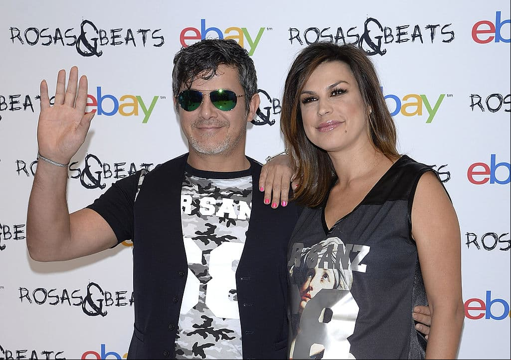 En julio de este 2020, Alejandro Sanz y Raquel Perera pusieron fin a su matrimonio luego de 8 años juntos. De acuerdo con Perera, tras la separación ambos firmaron un acuerdo por el que ella volvía a Miami junto a sus dos hijos -Dylan y Alma-, pero a su vez recibía la cantidad de un millón de euros en tres pagos y una pensión de 10 mil euros al mes.