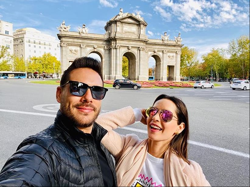 “Empezando la semana con la mejor actitud y con el amor de mi vida”, fue el texto que eligió Carmen para mostrar una diapositiva junto a su amado en Puerta de Alcalá.