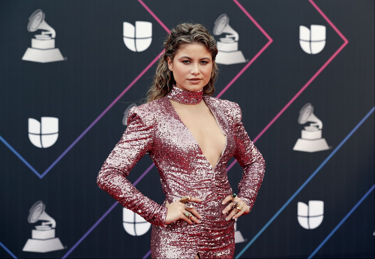 Otra de las grandes joyas de la noche, el atuendo de Sofía Reyes, la cantante regia que ya ha hecho duetos con grandes del género pop y urbano como Becky G, Morat, Reykon y Jason Derulo. Hablemos del diseño de su vestido, un modelo tipo choker, rosa claro, con un pronunciado escote y lentejuelas que dan como resultado un equilibrio entre buen gusto y sensualidad ¡increíblemente bien logrado!