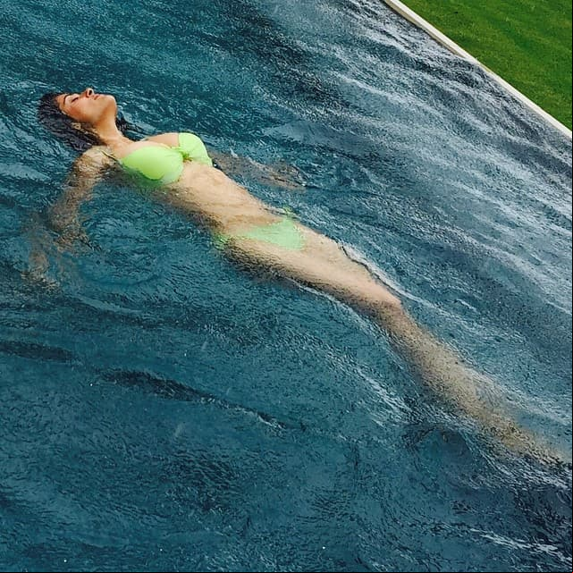 La actriz hace gala de sus encantos en diminutos bikinis