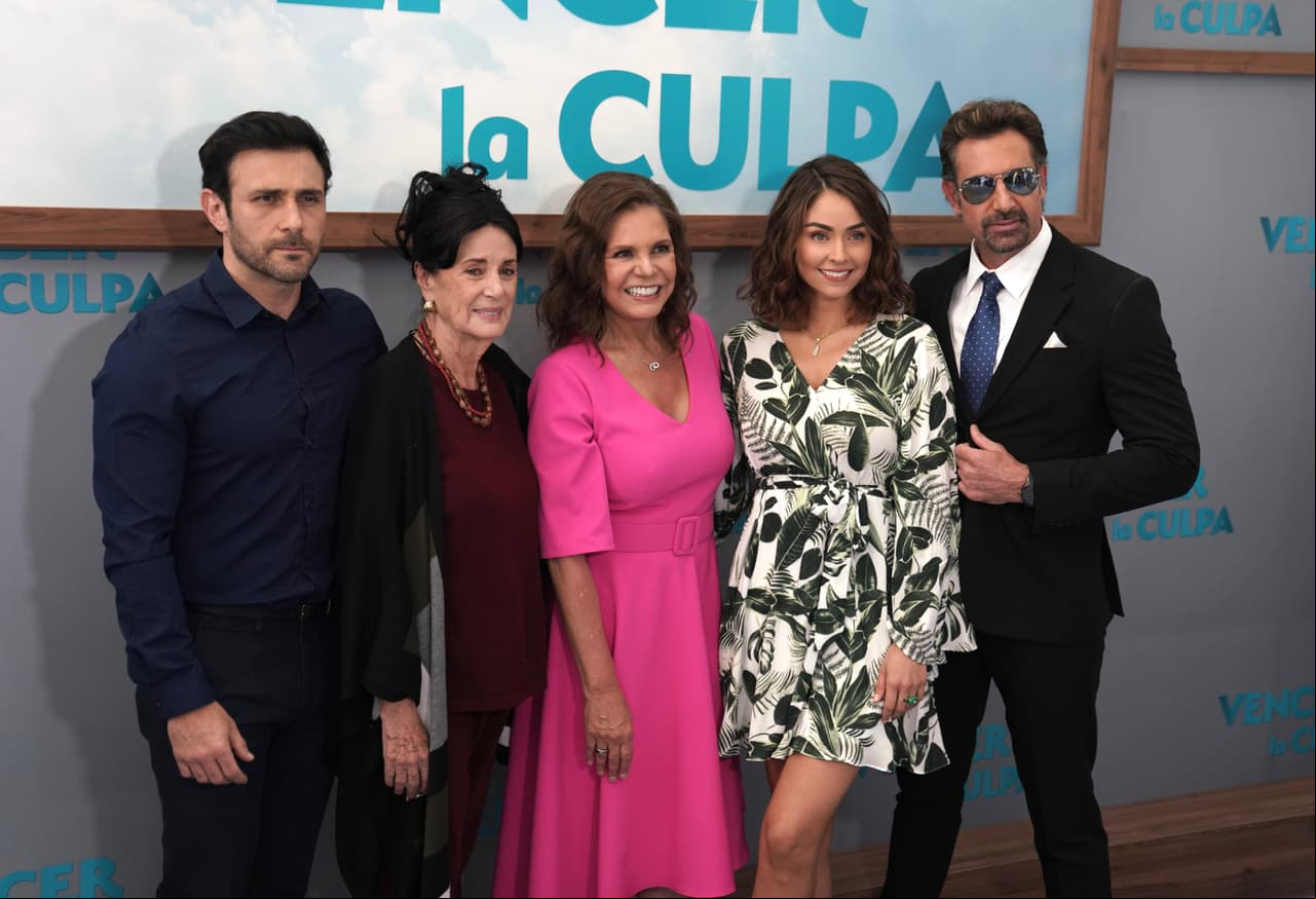 El elenco posó junto a Rosy Ocampo durante la rueda de prensa.