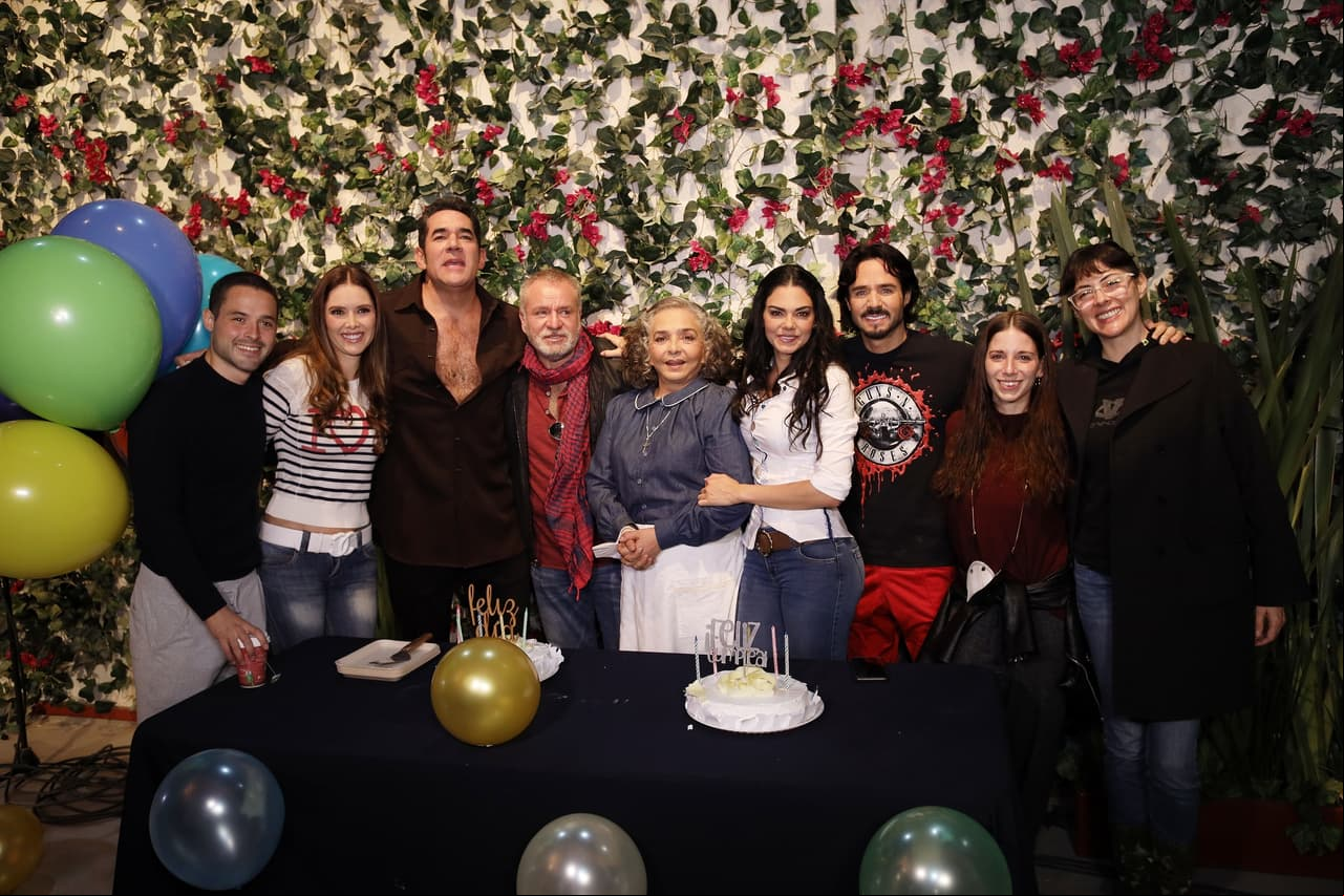 Eduardo Santamarina festeja su cumpleaños acompañado del elenco de 'La Desalmada'