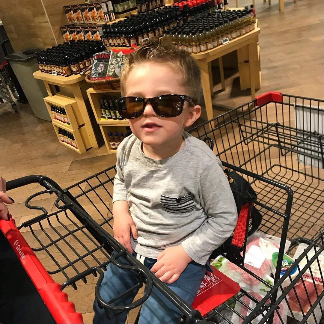 Así como el estilo que el pequeño tiene. Por ejemplo, en esta foto podemos ver a Andrés lucir muy elegante con los lentes oscuros de su mamá.