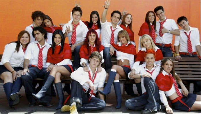 Aunque comenzó su carrera artística desde muy pequeña en telenovelas como 'Locura de amor' (2001) y 'Clase 406' (2003), Cossío alcanzó la fama cuando participó en la telenovela 'Rebelde' de 2004 a 2006.