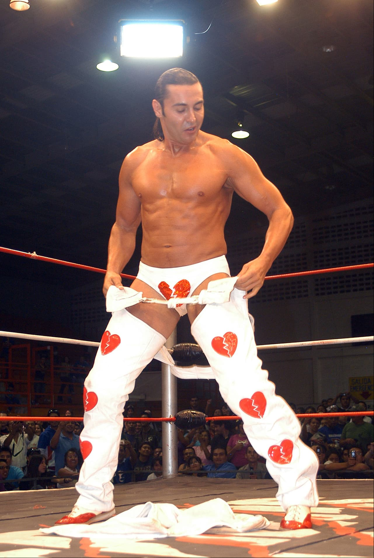 Víctor hizo su debut profesional como luchador en 1992 en la Arena Solidaridad en Monterrey, Nuevo León.