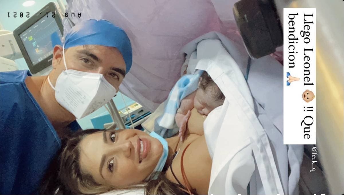 A través de sus historias de Instagram, los orgullosos padres compartieron una serie de imágenes en las que se observa al bebé profundamente dormido, ya sea en los brazos del modelo, de la actriz o incluso en su cunero.