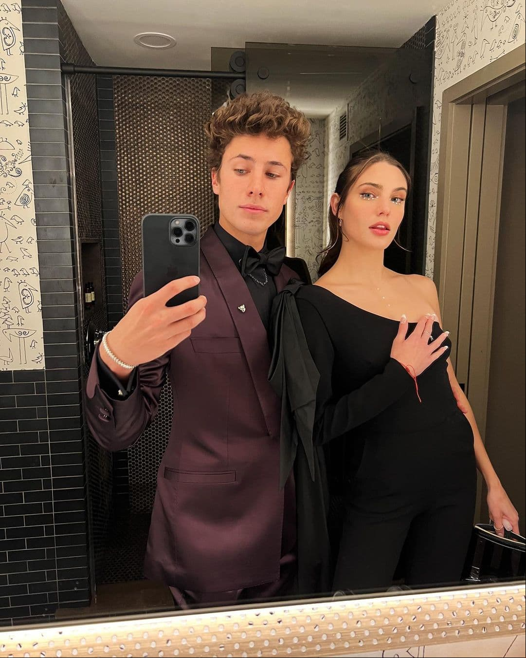 Juanpa Zurita asiste a los Emmy Internacional acompañado de Macarena Achaga