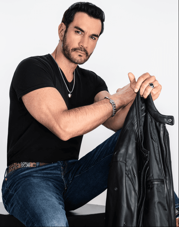 David Zepeda es 'Ángel', un hombre guapo, fuerte, noble, ingenioso, celoso, inseguro, voluble y demasiado severo con él mismo. Ve como segundo padre a 'Federico', su representante y padre de Manolo.