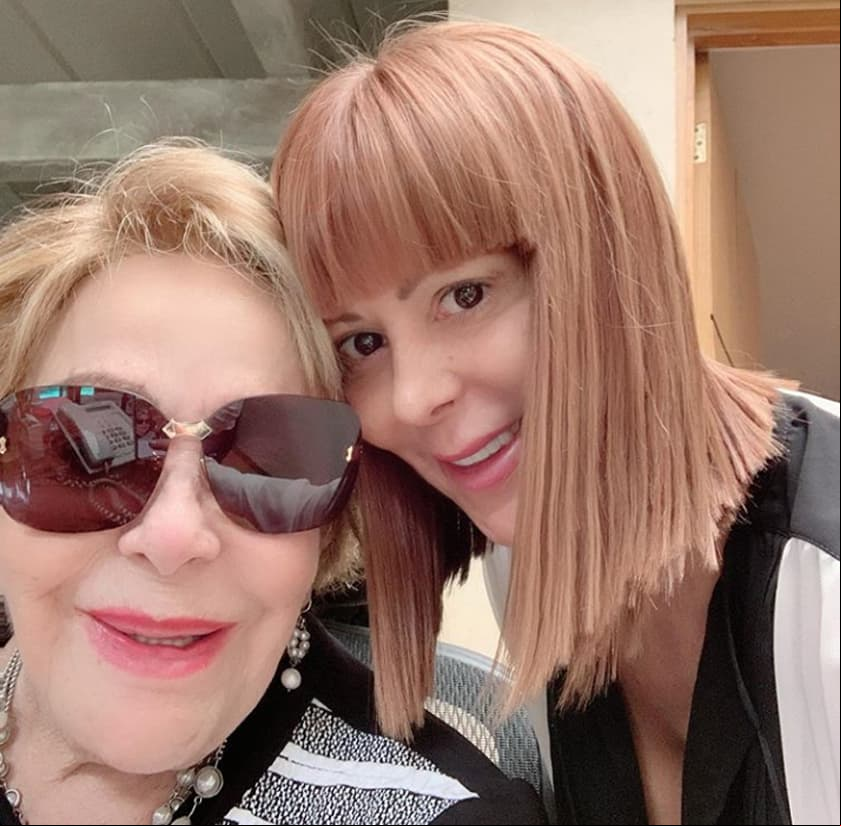 Dejando a un lado su pleito con su hija Frida Sofía, Alejandra Guzmán decidió renovar su imagen y en noviembre se cortó el cabello y cambió su color. “A mi mamá le encanta mi nueva imagen”, dijo la cantante en su publicación de Instagram.