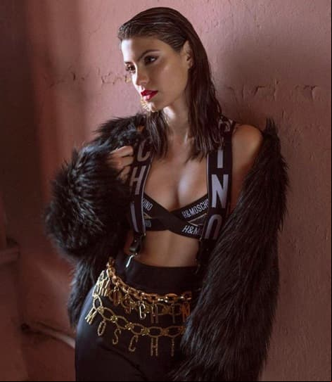 Bárbara López fue parte de la imagen de la colaboración de Moschino y H&M en México, así lo presumió en sus redes sociales al ser asesorada por la stylist: Nayeli De Alba, luciendo un peinado de Manuel Oliva y un maquillaje de Ana Elisa Uribe.