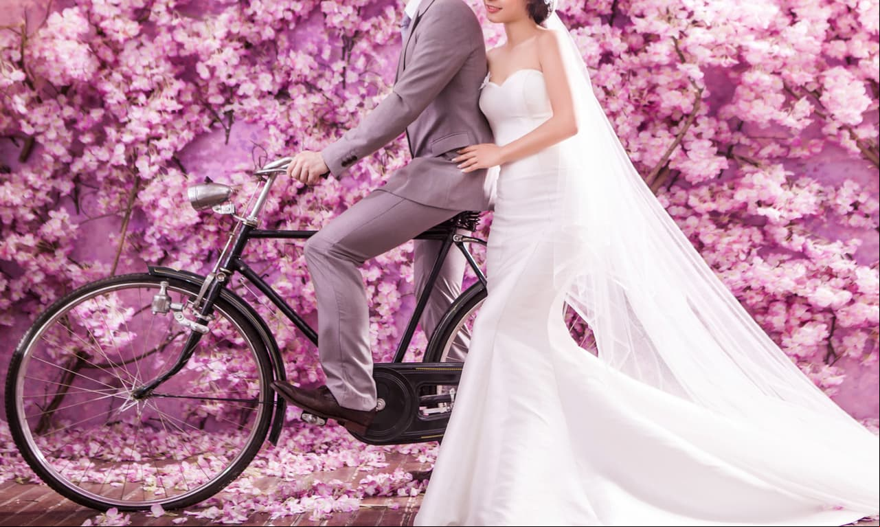 Hombre enternece al llevar a su hija en bicicleta a la iglesia para su boda