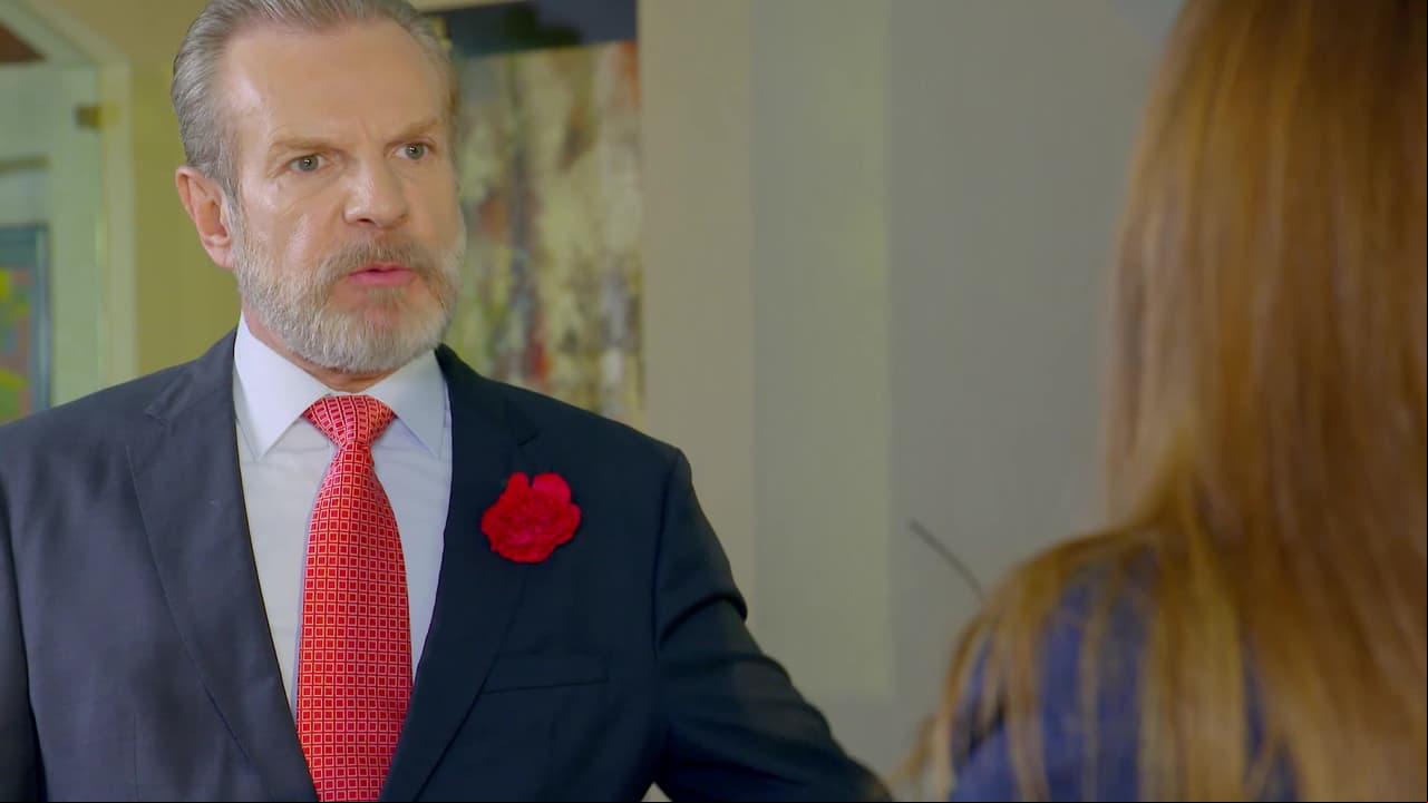 En 'El hombre del clavel rojo', Alejandro Tommasi es un villano que asesina a su hermano para quedarse con su empresa.