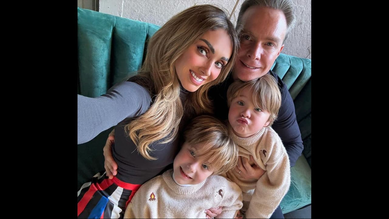 Anahí y Manuel Velasco junto a sus hijos
