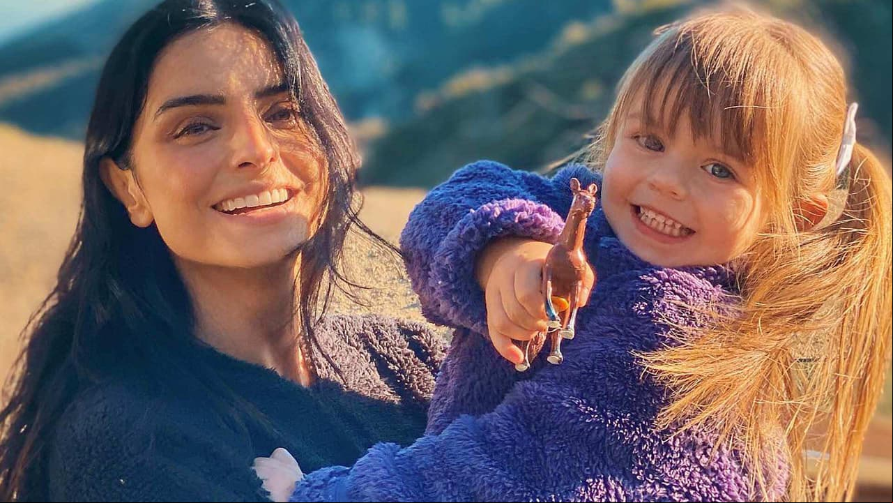 Kailani ya canta en inglés y Aislinn Derbez lo comparte en redes