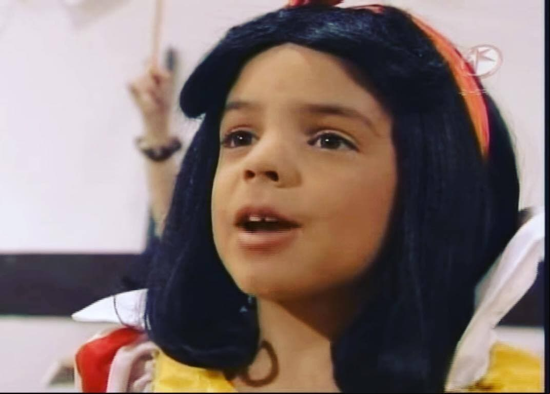A los 8 años entró al CEA, luego estudió en la Academia Casa Azul y en la Culver Academy y perfeccionó su improvisación en The Groundlings Theatre & School de Los Ángeles, Estados Unidos.