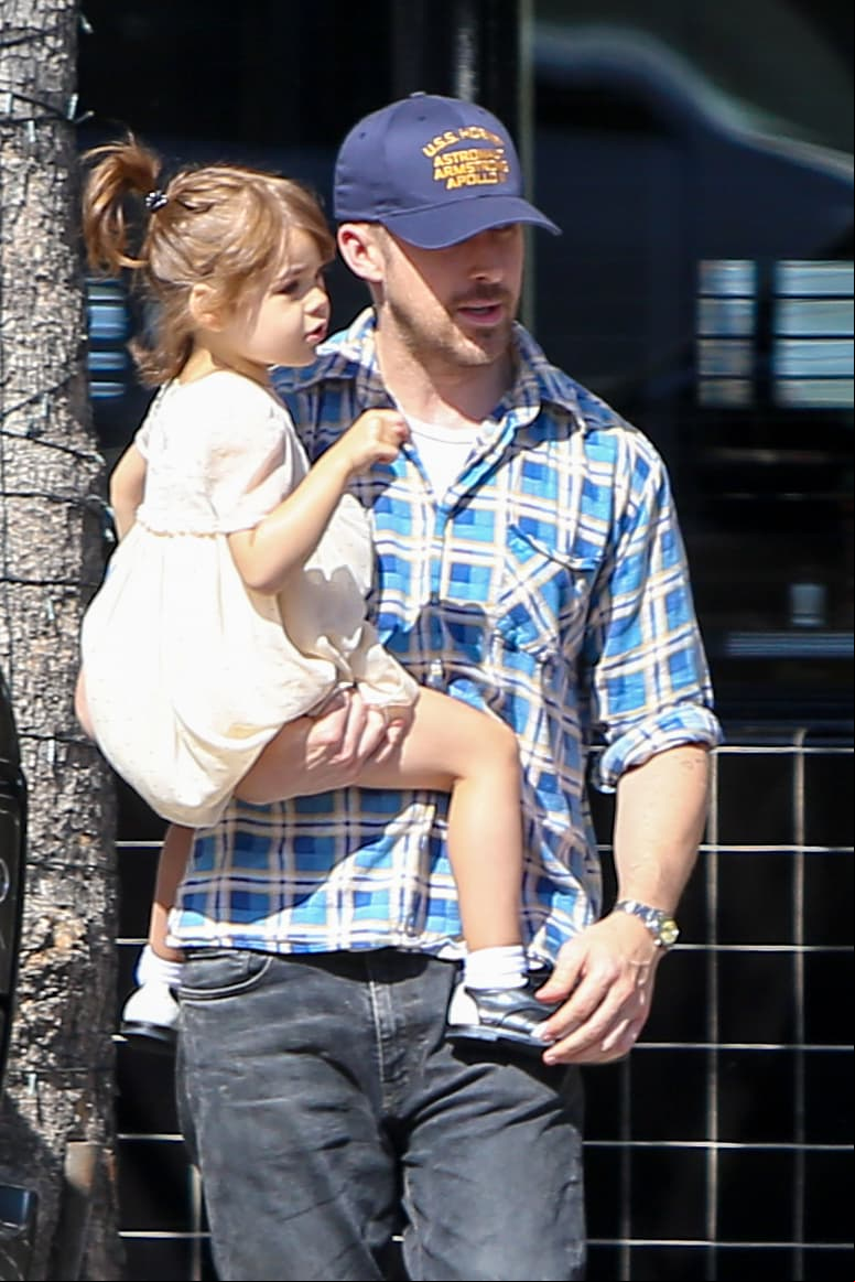 Paparazzi: Ryan Gosling de ‘papacito’ y la familia Derbez de paseo 