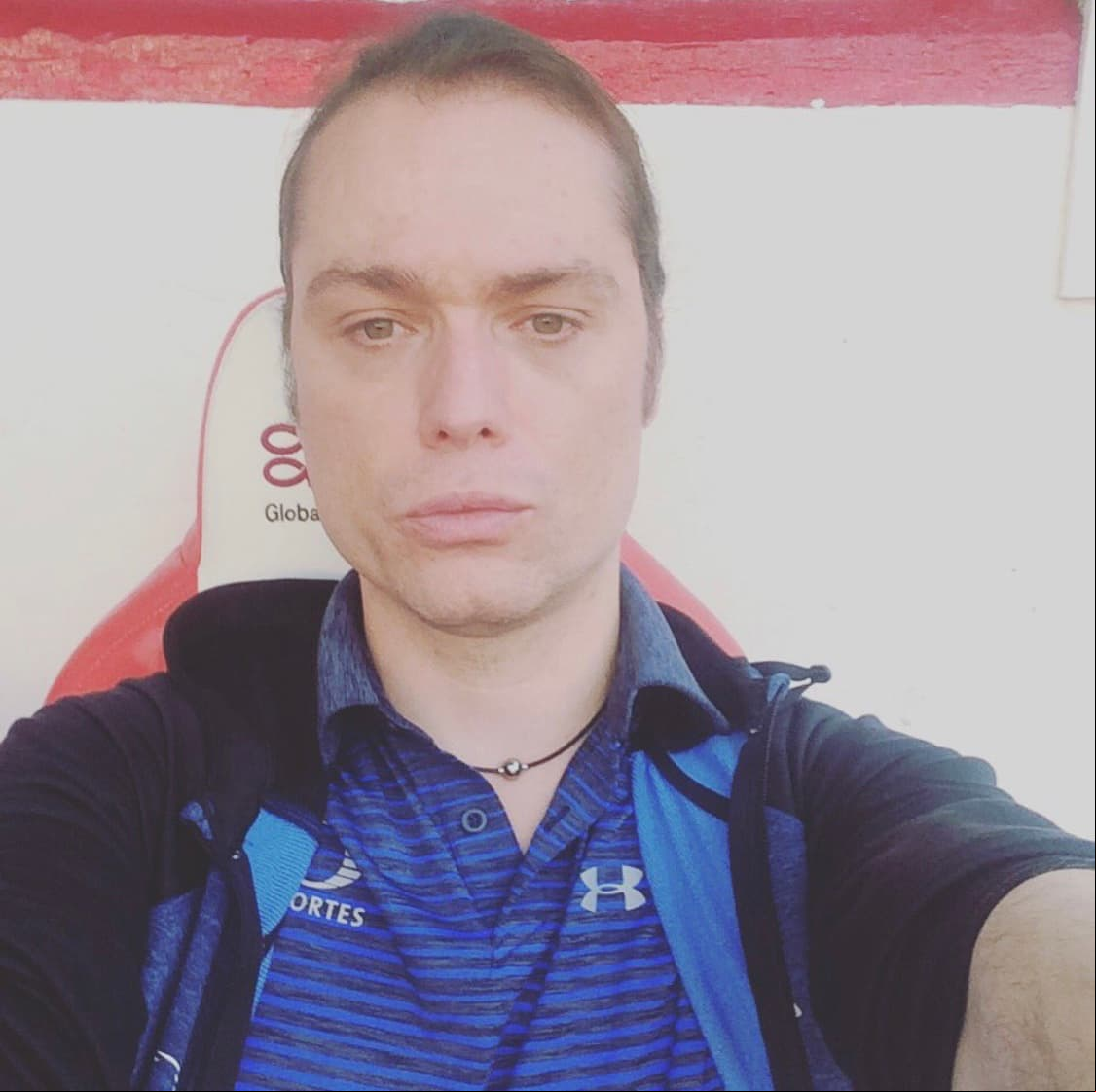 En dicha red social, Vadhir también se describe como apasionado de los deportes, en especial del futbol, siendo Las Chivas y el Real Madrid sus clubes favoritos.