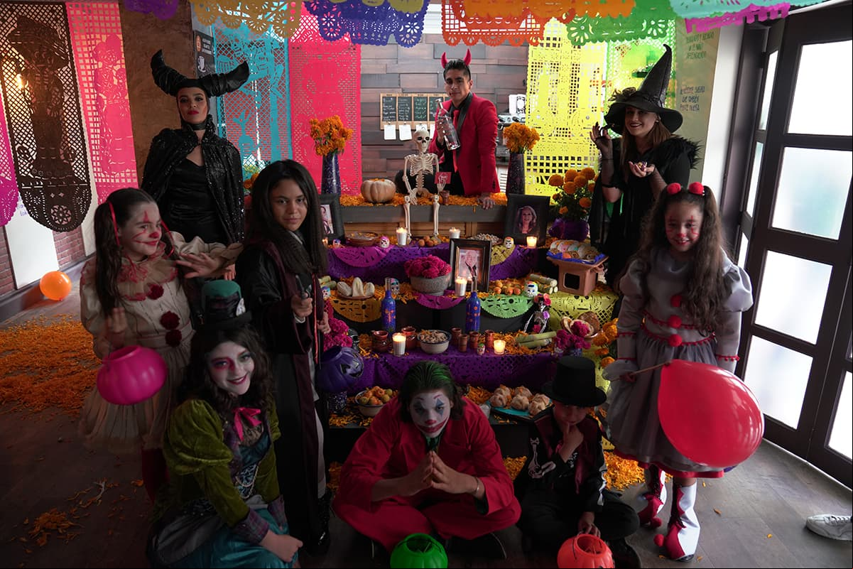Posaron también todos juntos para mostrar el tradicional altar de Día de muertos.