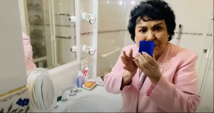 El cuarto tiene junto a la puerta un espejo con una serie de luces, que, ha mostrado anteriormente, facilitan sus sesiones de maquillaje.