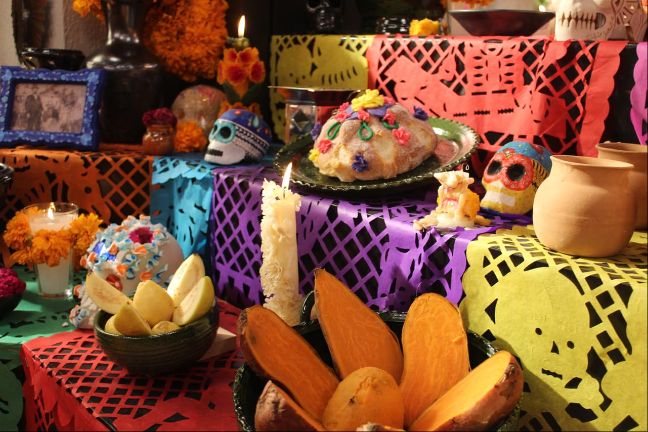 En una tradicional ofrenda colocaron lo que más disfrutaba en vida.