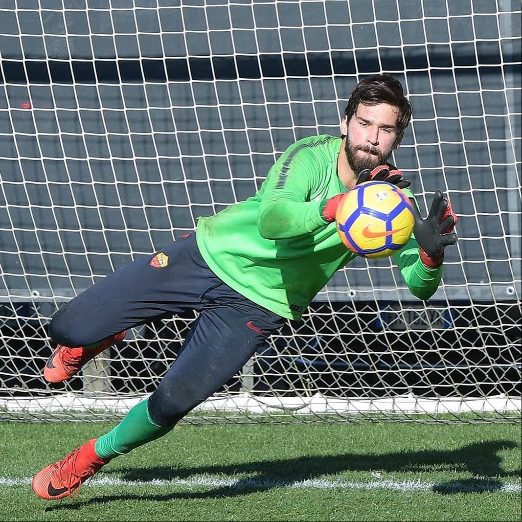 Desempeña la posición de portero en la Selección de Brasil y en el equipo A. S. Roma de la Serie A de Italia.