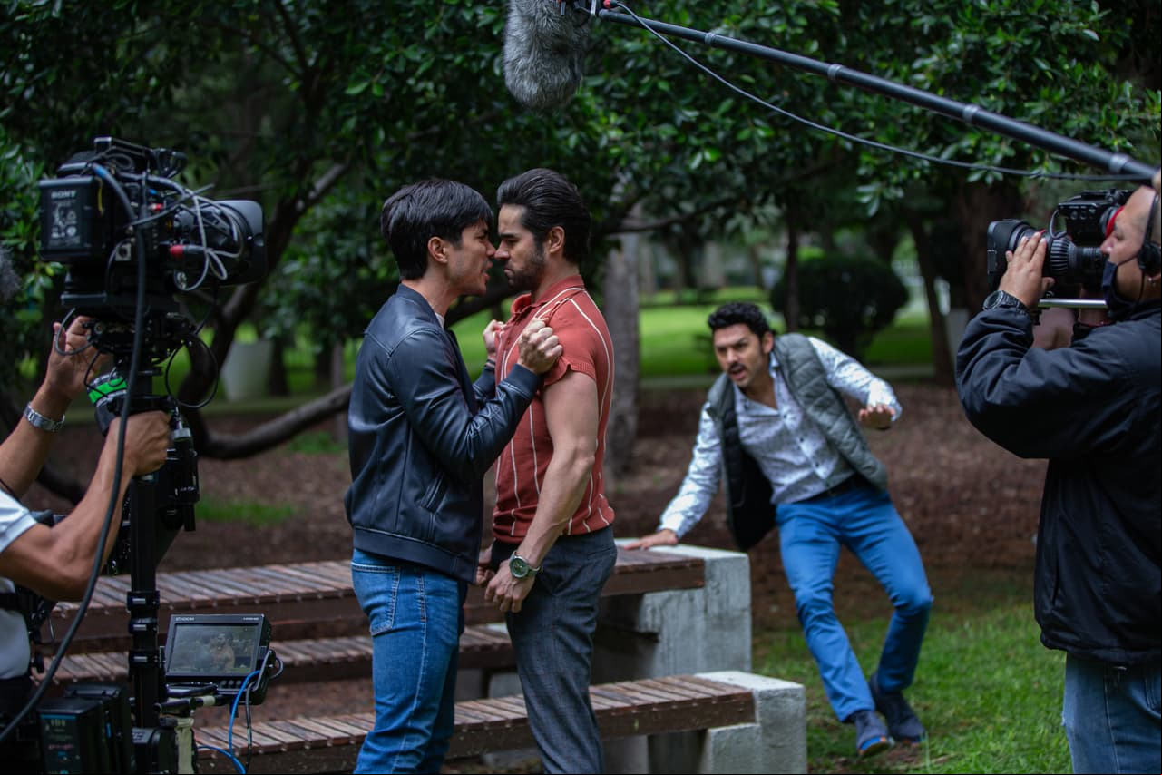 Aquí vemos al equipo de producción de la telenovela grabando esta impactante escena.