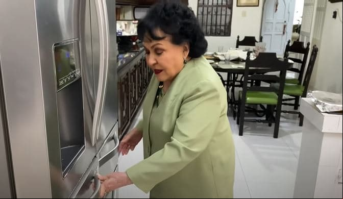 Uno de los primeros espacios que mostró en su canal de YouTube fue la impresionante cocina que tiene en su casa de la Ciudad de México en la que se aprecia un antecomedor clásico de madera oscura y un gran refrigerador en de acero inoxidable.