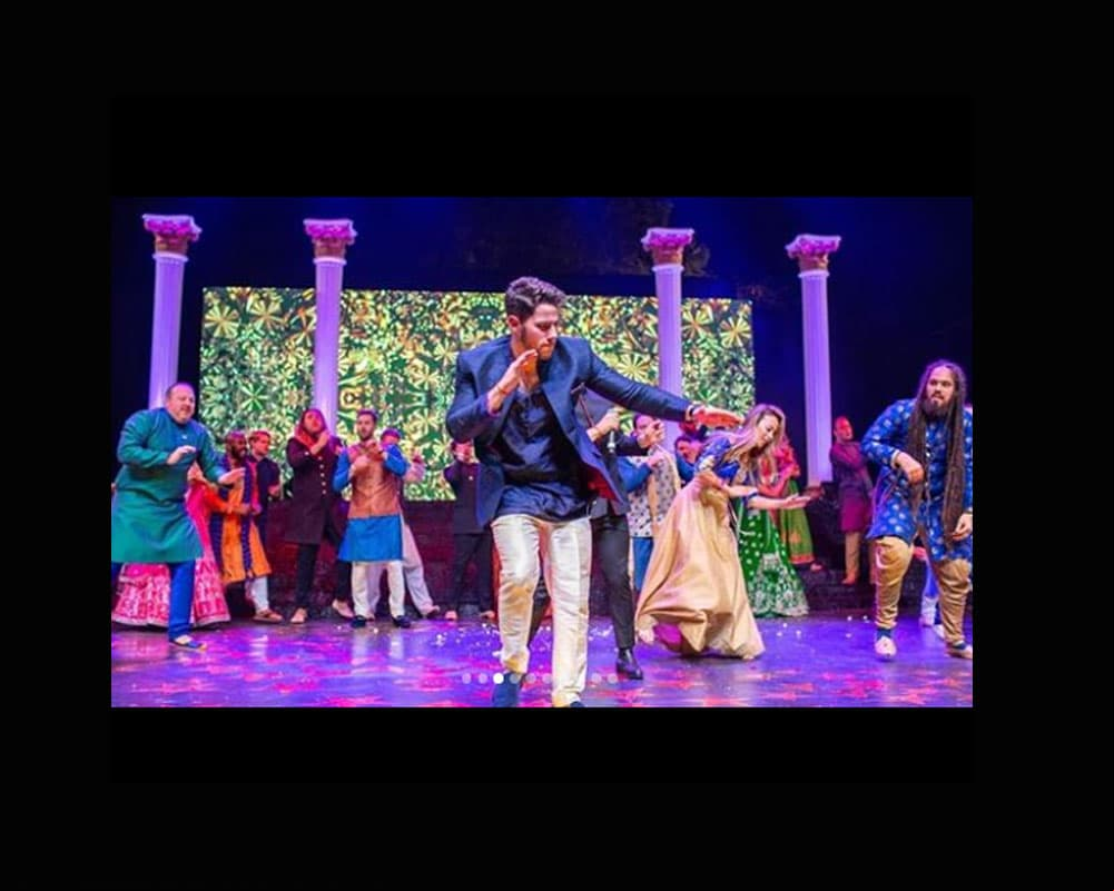 Se festejó el Sangeet en el que los asistentes cantan, bailan y hacen bromas a los suegros.