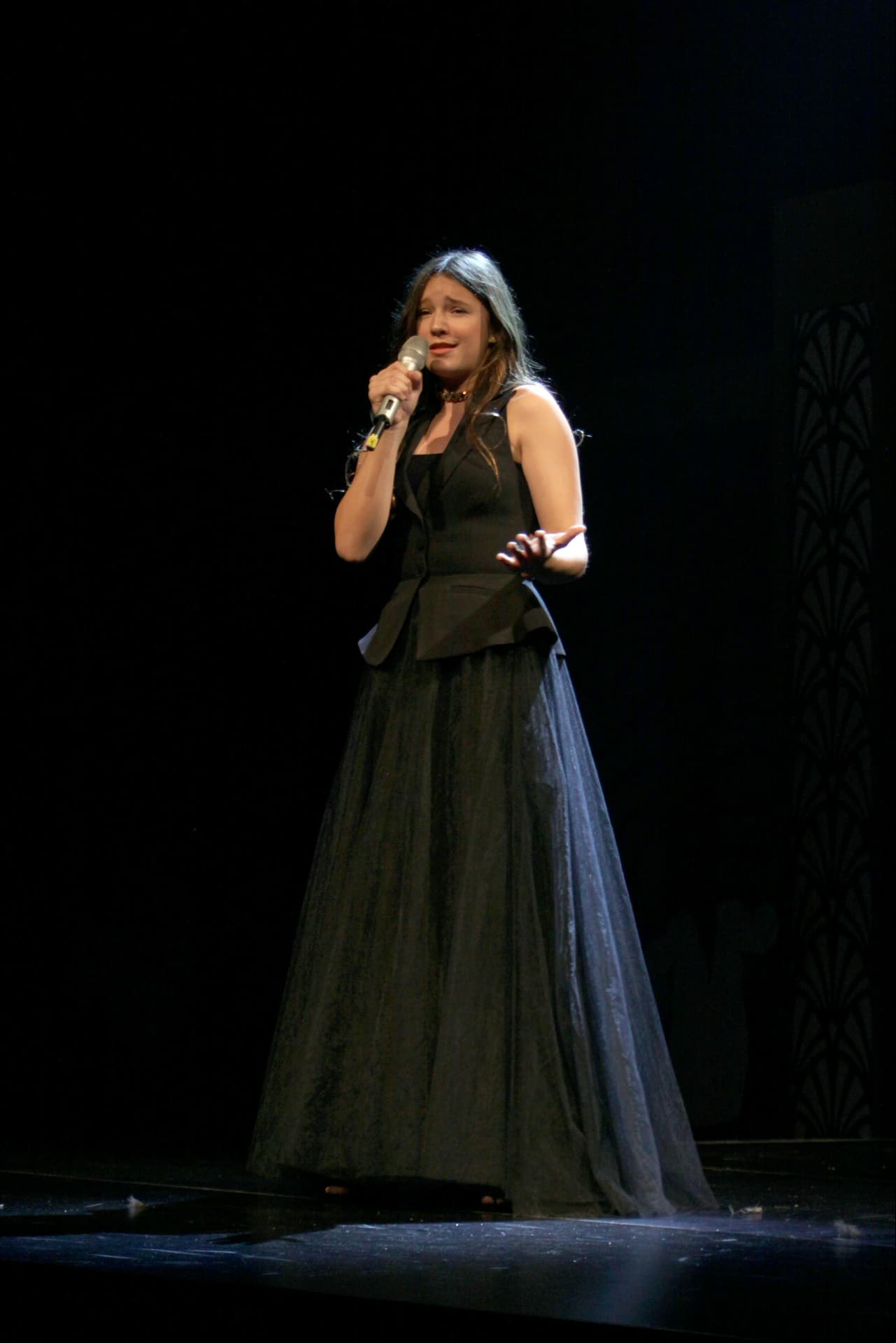 Mía Rubín cantando en la presentación de 'Silvia Pinal... Frente a ti'