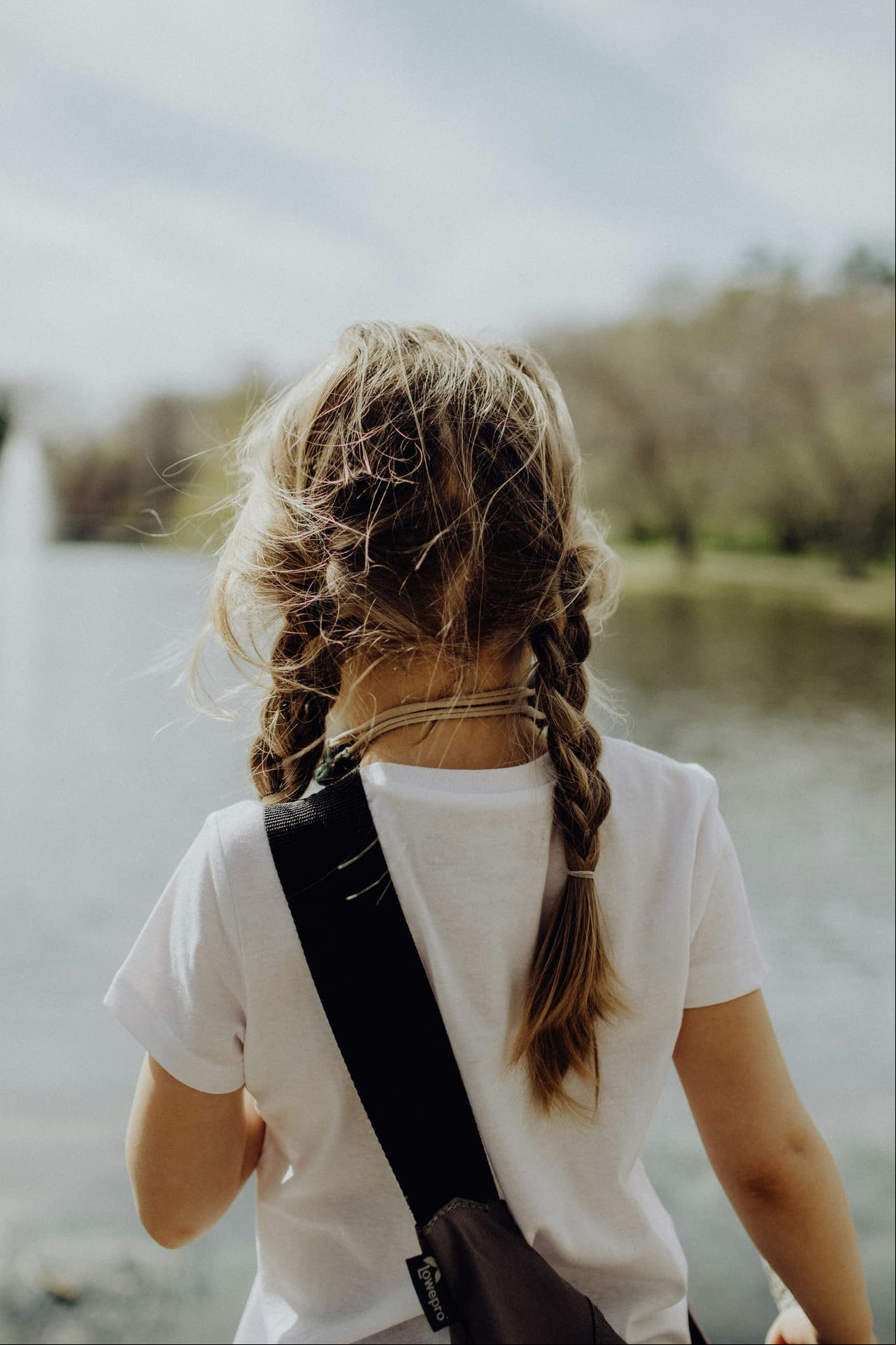 Niña peinada de trenzas