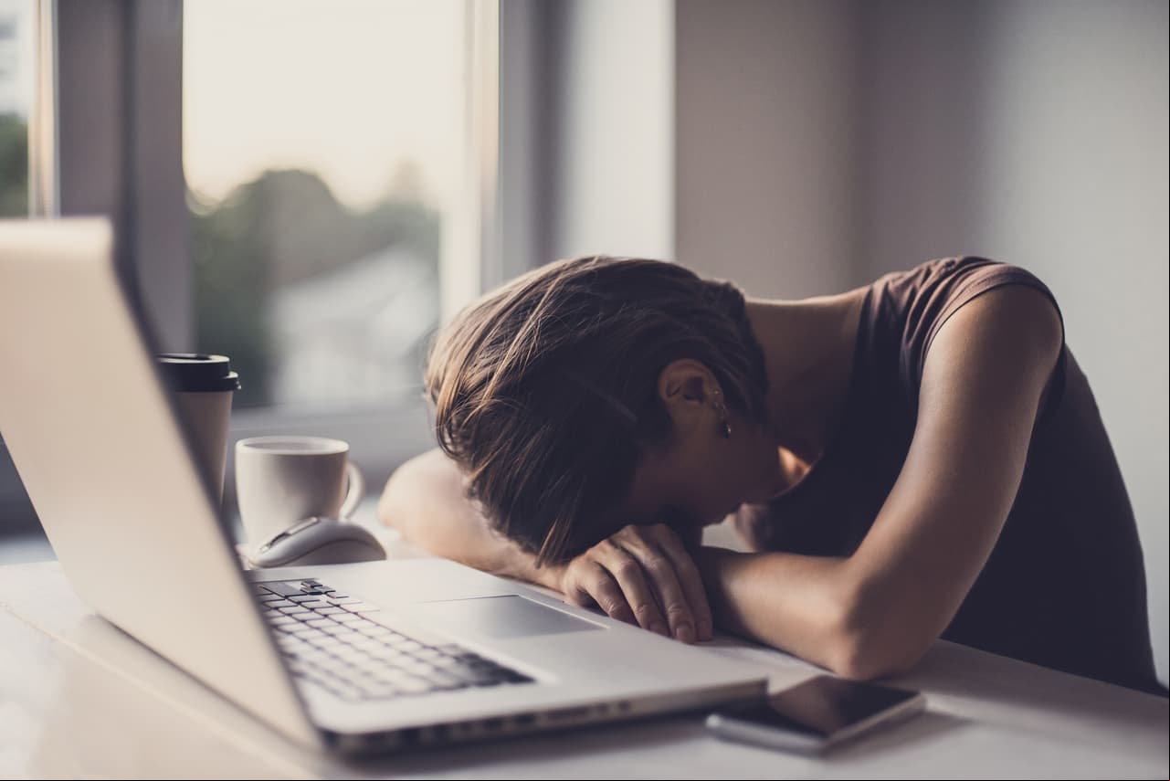 Cansancio. ¿Has sentido muchas ganas de quedarte en casa y no salir de tu cama? Ese es uno de los síntomas más comunes del estrés. La falta de energía indica que tu cuerpo necesita descansar para recuperarse.