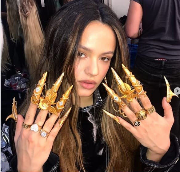 La española Rosalía en su más reciente producción ha acentuado la extravagancia de sus uñas haciendo su estilo un modelo para las chicas de su generación.