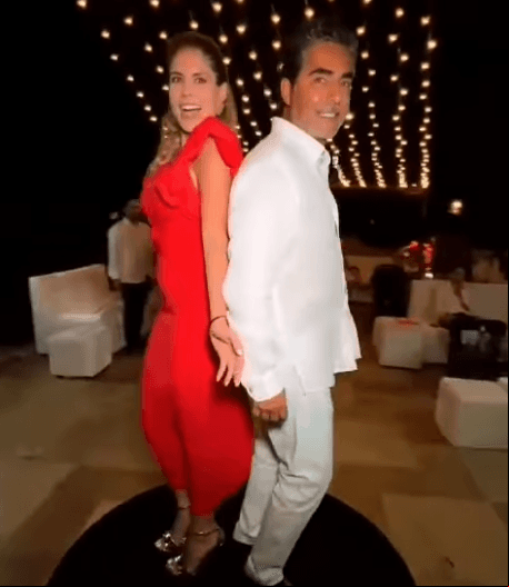 Raúl Araiza “Feliz año a todos... Simplemente gracias a Dios por todo lo bueno que traiga este 2022! Gracias por su amor! 🎉🎉 #Loveu @maravegaoficial ❤️❤️❤️”, expresó el “Negro” que aparece bailando con su novia Margarita Vega.