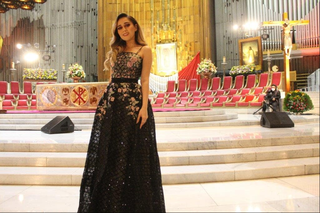 La cantante Carolina Ross se hizo presente este año para hacer una petición con el alma para después cantar 'Despierta': “Virgencita mía soy peregrina y vengo con el corazón lleno de agradecimiento y con una petición: quisiera pedirte que intercedieras por nuestros mayores”.