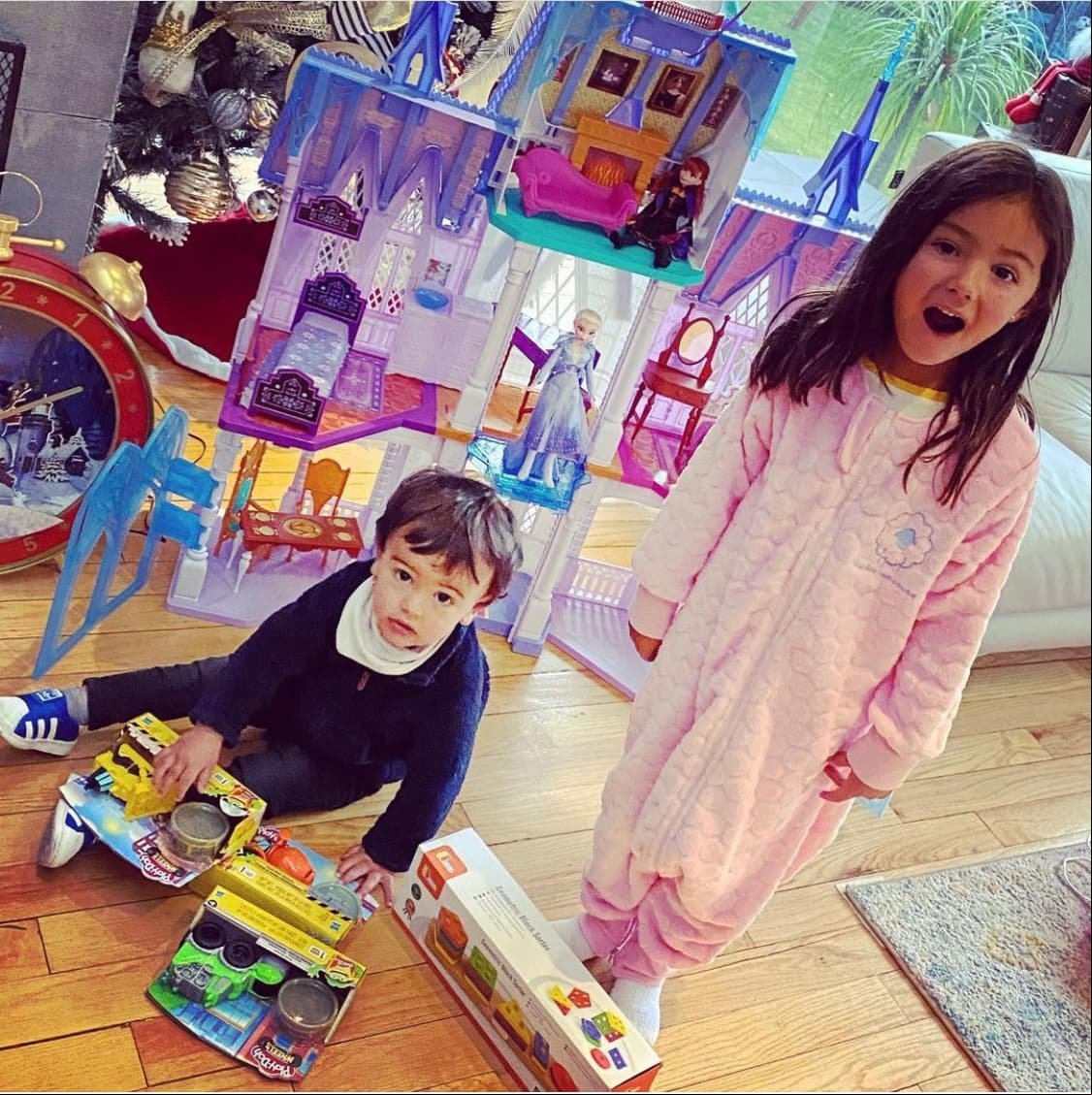 La conductora Odalys Ramírez fue de las primeras celebridades en compartir cómo recibieron sus hijos la llegada de los reyes magos. Entre un castillo de princesasy varios juguetes, la conductora mostró una imagen donde Gia y Rocco se muestran ilusionados con los regalos que recibieron.