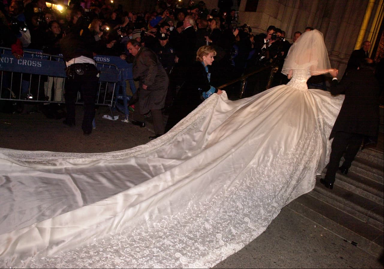 Así, Mitzy se encargó de diseñar un majestuoso vestido blanco de seda que tuvo una cola de 17 metros, lo suficientemente larga para abarcar parte importante de la nave central de la Catedral de San Patricio, donde se celebró la boda religiosa.