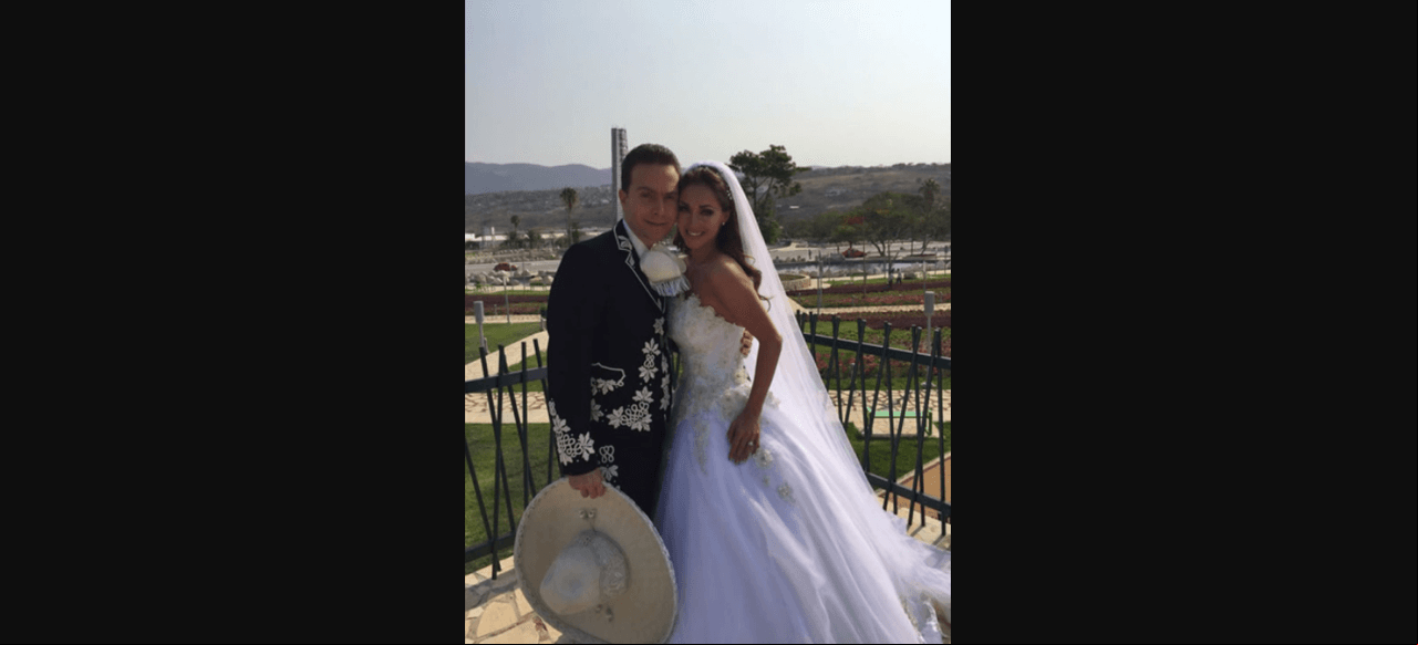 Anahí contrajo nupcias con Manuel Velasco en una ceremonia tradicional en Chiapas, durante la cual portó un vestido del diseñador Benito Santos. El modelo de la exRBD tenía un corsé con bordados de flores, encaje y una amplia falda, que hizo juego con su velo.